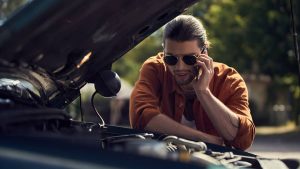 открытый капот автомобиля